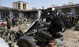 Khi quân đội Mỹ đóng gói rời khỏi Afghanistan sau gần 20 năm chiến tranh, họ đã phá hủy nhiều thiết bị và bán như phế liệu cho các đại lý địa phương. Nhiều người Afghanistan đang tỏ ra tiếc nuối và tức giận rằng hàng núi vật tư và thiết bị bị phá hủy trước khi bán cho họ. (Ảnh AP / Rahmat Gul)