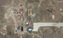 Hình ảnh chụp ngày 28 tháng 6 năm 2021 này cho thấy khoảng một chục tòa nhà lớn đang được xây dựng tại một sân bay bí ẩn, hẻo lánh.