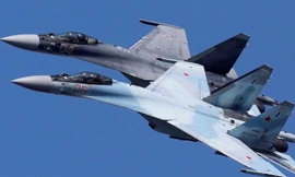 Máy bay tiêm kích Sukhoi Su-35 của đội nhào lộn trên không Sokoly Rossii (Chim ưng Nga) bay theo đội hình trong buổi diễn tập cho một buổi trình diễn trên không ở Krasnoyarsk, Nga (Ilya Naymushin / Reuters)