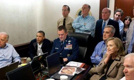 Phó Tổng thống Mỹ lúc bấy giờ là Joe Biden, Tổng thống Barack Obama, và các quan chức quân sự và chính trị hàng đầu của Mỹ có mặt trong Phòng Tình huống giám sát cuộc đột kích của trùm khủng bố Osama bin Laden. White House / Pete Souza / Reuters