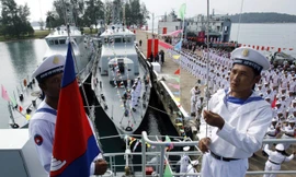 Các thủy thủ Campuchia nâng cờ Campuchia trên tàu tuần tra của hải quân Trung Quốc trong buổi lễ bàn giao tại căn cứ hải quân Ream, ngày 7 tháng 11 năm 2007. REUTERS