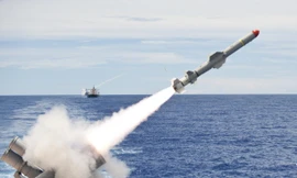 Hải quân Mỹ phóng tên lửa Harpoon từ tàu chiến. (Ảnh: Flickr)