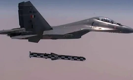 Một chiếc Su-30MKI của Không quân Ấn Độ phóng tên lửa tầm xa BrahMos bắn mục tiêu cách xa 4.000 km. (Twitter)