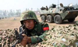 Một binh sĩ Quân Giải phóng Nhân dân Trung Quốc (PLA) tại căn cứ ở Thấm Dương, Hà Nam, Trung Quốc