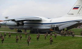 Quân đội Nga hồi tháng trước ở Taganrog, Nga, gần biên giới với Ukraine. AP