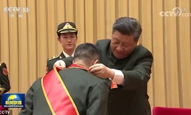 Ảnh chụp màn hình từ CCTV cho thấy một nhóm quân nhân được Chủ tịch Tập và các quan chức trao thưởng.