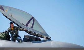 Đã nhận lương cao, phi công chiến đấu Mỹ tiếp tục được thưởng ‘khủng’