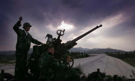 Một công nhân bắn tên lửa để tạo hạt mây trong một nỗ lực tạo mưa ở Huangpi, Trung Quốc vào ngày 10 tháng 5 năm 2011