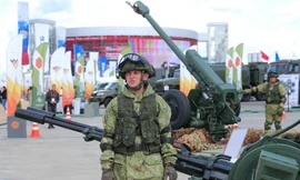 Một quân nhân tại Diễn đàn Kỹ thuật và Quân sự Quốc tế Army 2021, trong công viên quân sự Patriot ở vùng Moscow vào ngày 23 tháng 8 năm 2021