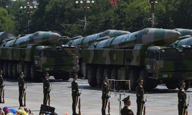 DF-26 không chỉ có thể tấn công các mục tiêu trên đất liền mà còn cả các khí tài hải quân, như hàng không mẫu hạm của Mỹ. Getty Images