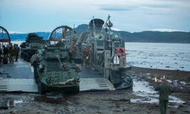 Xe tấn công đổ bộ thoát ra khỏi tàu đổ bộ, đệm khí. Ảnh của Thủy quân lục chiến Mỹ