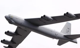 Máy bay B-52 bay biểu diễn trong một hội chợ hàng không ở Ả rập Xê út