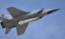 Một chiếc MiG-31 mag theo tên lửa siêu vượt âm Kinzhal tại Lễ diễu binh mừng Ngày Chiến thắng Moscow 2018.