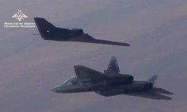 Okhotnik bay cùng Su-57