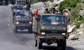 Một đoàn xe của quân đội Ấn Độ di chuyển dọc theo đường cao tốc dẫn tới Ladakh, tại Gagangeer ở quận Ganderbal của Kashmir ngày 18/6