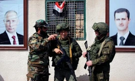 Các binh sĩ Syria và Nga tại một trạm kiểm soát ở Damascus, ngày 2 tháng 3 năm 2018. Omar Sanadiki / Reuters