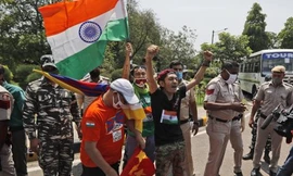 Một số người Tây Tạng lưu vong phản đối Trung Quốc tại đại sứ quán ở New Delhi