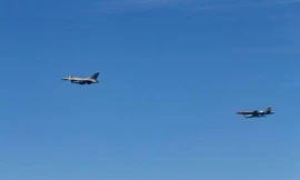 Máy bay không người lái UTAP-22 "Skyborg" theo sau máy bay chiến đấu F-16./Không quân Mỹ