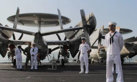 Thủy thủ và máy bay cảnh báo sớm Hawkeye của hải quân Mỹ trên tàu sân bay