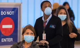 Hành khách đẹo khẩu trang tại sân bay LAX ở Los Angeles, California ngày 5/3. Ảnh: Getty.