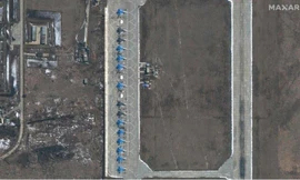 Các cường kích Su-34 tại căn cứ không quân Morozovsk của Nga, cách biên giới Ukraina khoảng 150km. (Hình ảnh: Maxar)