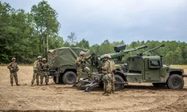 Lựu pháo 105mm gắn Hawkeye Humvee và xe hỗ trợ