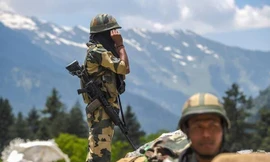 Mặc dù đôi bên đã nỗ lực để giảm bớt căng thẳng, Ấn Độ vẫn duy trì trạng thái sẵn sàng chiến đấu