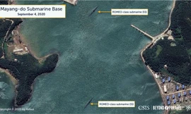 Hai tàu ngầm lớp ROMEO đang neo đậu trong vịnh của Căn cứ tàu ngầm Mayang-do