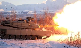 Một chiếc M-1A2SEPv3 khai hỏa trong quá trình thử nghiệm ở Alaska.