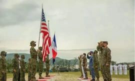 Các chỉ huy Mỹ, Nhật, Pháp và Úc chào cờ trong lễ khai mạc cuộc tập trận Jeanne D’Arc 21