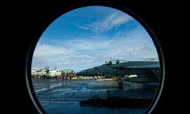 Các thủy thủ làm việc trên sàn đáp của tàu sân bay USS Theodore Roosevelt (CVN-71) vào ngày 13 tháng 4 năm 2021. Ảnh Hải quân Mỹ