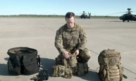 Phi công trực thăng Apache mang theo gì lúc nhảy dù, sau khi máy bay bị bắn hạ?