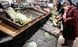 Người đi chợ ở Vũ Hán luôn đeo khẩu trang vì sợ nhiễm coronavirus