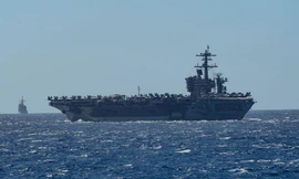 tàu sân bay USS Theodore Roosevelt và tuần dương hạm Bunker Hill trên biển Đông