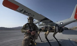 Ngày xưa Khổng Minh có trâu gỗ, ngựa máy, nay Không quân Mỹ có chó máy gác sân bay