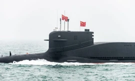 Tàu ngầm mang tên lửa đạn đạo Type 094B Jin-B tham gia cuộc duyệt binh kỷ niệm 70 năm ngày thành lập Hải quân Trung Quốc