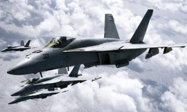 Tiêm kích F / A-18E Super Hornet bay đội hình ở California, Mỹ