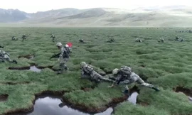 Binh sỹ Trung Quốc trong một cuộc tập trận ở Tây Tạng