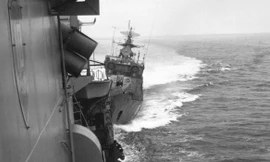 Khinh hạm Liên Xô SKR-6 tấn công tàu khu trục USS Caron ở Biển Đen, ngày 12 tháng 2 năm 1988.