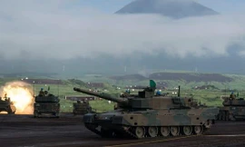 Xe tăng Nhật Bản trong cuộc tập trận bắn đạn thật dưới chân núi Phú Sĩ, ngày 22 tháng 8 năm 2019