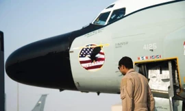 Một máy bay giám sát liên hợp RC-135 Rivet của Lực lượng Không quân Mỹ tại Căn cứ Không quân Al Udeid ở Qatar