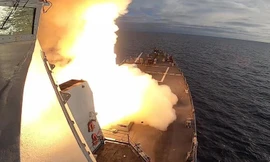  USS John Finn bắn một tên lửa SM-6/ HẢI QUÂN MỸ