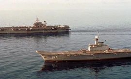 Tàu Chakri Naruebet' đi cùng với tàu USS 'Kitty Hawk' của Mỹ hồi năm 2001