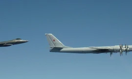 F-22 “hỏi thăm” Tu-95 trên bầu trời Alaska