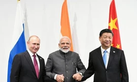Cuộc gặp ba bên Nga-Ấn Độ-Trung Quốc giữa (từ trái) Tổng thống Nga Vladimir Putin, Thủ tướng Ấn Độ Narendra Modi và Chủ tịch Trung Quốc Tập Cận Bình bên lề Hội nghị thượng đỉnh G-20 2019 tại Osaka, Nhật Bản, ngày 28 tháng 6 năm 2019.