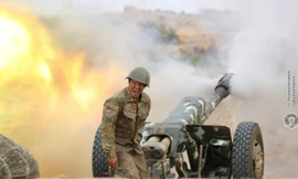 Một lính pháo binh Armenia trên chiến trường