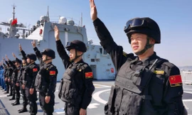 Phải đầu tư lớn cho cả sức mạnh trên biển và trên bộ, nguồn lực của Trung Quốc bị phân tán hơn các đối thủ