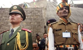 Lính biên phòng Trung Quốc và Ấn Độ trên biên giới giữa hai nước