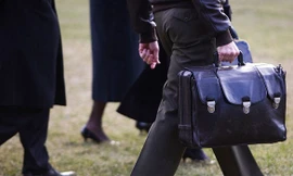 Một sĩ quan quân đội Mỹ mang chiếc cặp hạt nhân, hay còn gọi là "quả bóng đá hạt nhân"