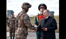 Tổng thống Nga Putin chào đón đoàn quân sự Trung Quốc trong một sự kiện diễn tập chung của quân đội hai nước